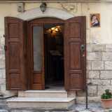Superato un portone in legno..